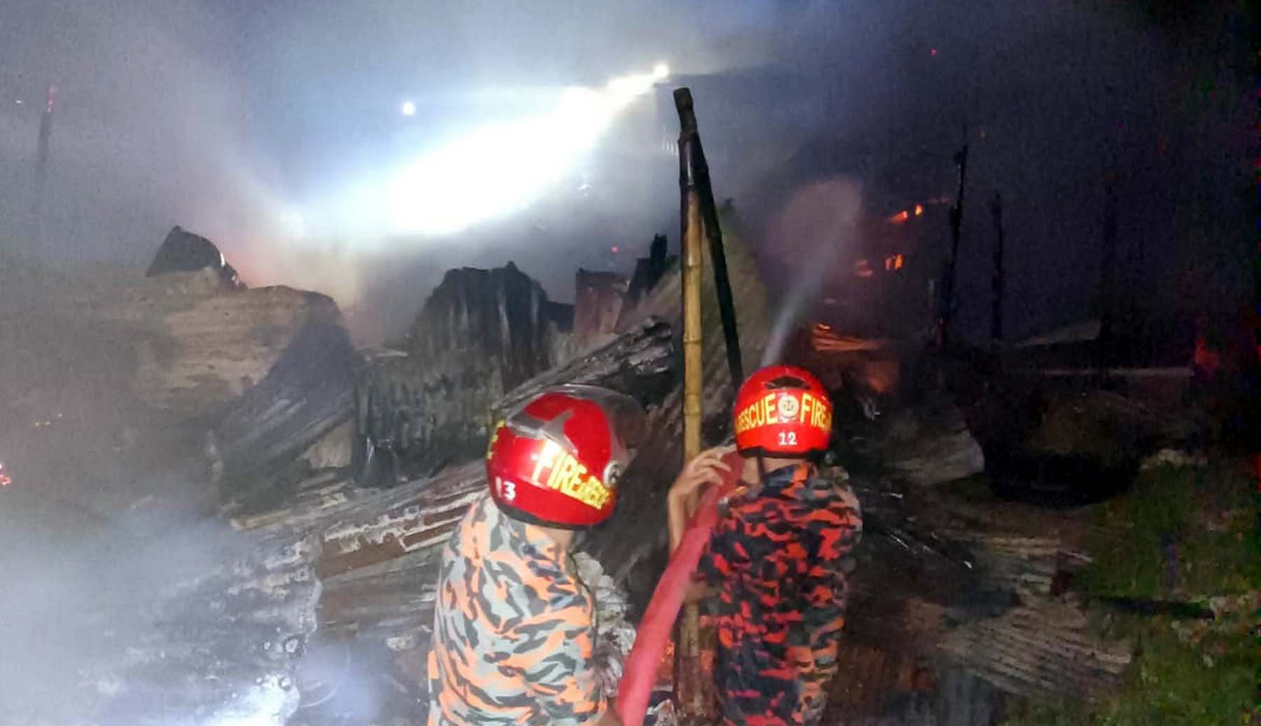 মধ্যরাতে আগুনে ছাই ফলতিতা বাজারের ১৩ দোকান